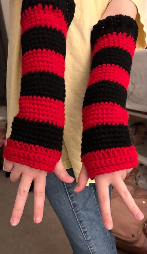 "Handmade red and black striped crochet arm warmers – fingerless gloves for winter, gothic or punk fashion, cozy and stylish knitted sleeves."